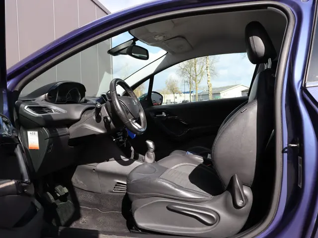 Peugeot 208 1.2 VTi Allure (lichte schade) 2013 Benzine 9