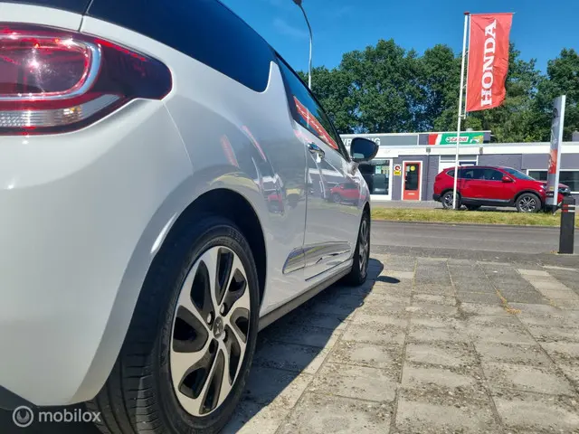 Citroën DS3 1.2 PureTech So Chic 2015 Benzine 28