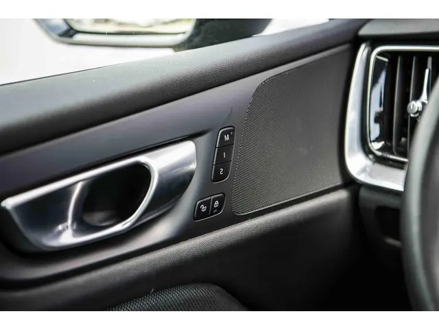 Volvo V60 2.0 B4 Plus Dark 2023 Benzine 26