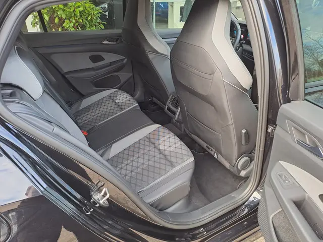 Volkswagen Golf 1.5 eTSI R-Line NIEUWSTAAT 2023 Benzine 23