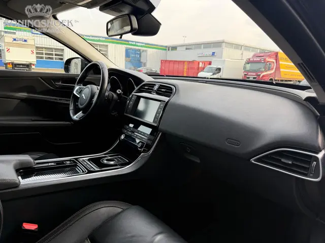 Jaguar XE 2.0t AWD Portfolio 2018 Benzine 18