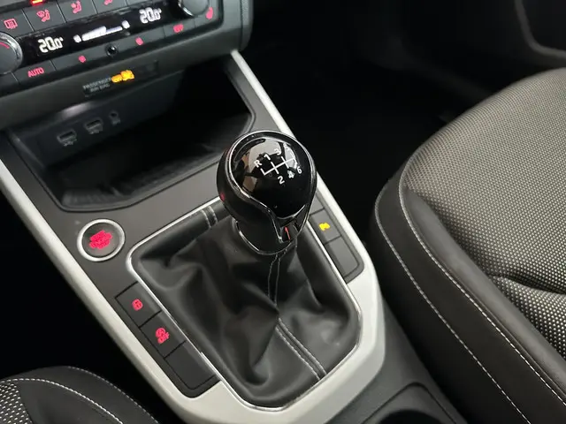 SEAT Arona 1.0 TSI Xcellence Launch Edition 2018 Benzine 22