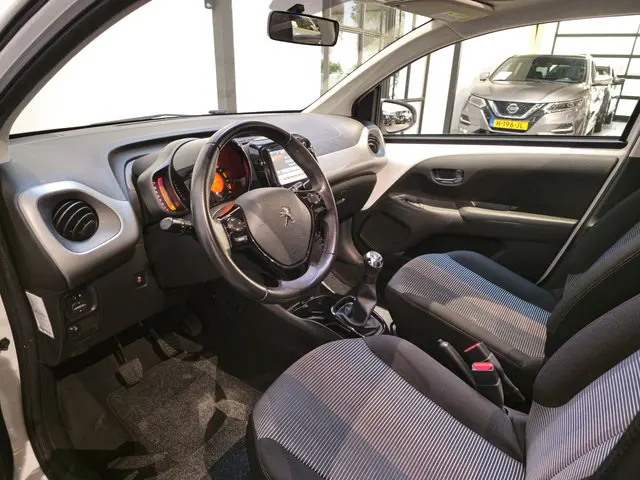 Peugeot 108 1.2 Puretech Allure TOP! 2015 Benzine 12