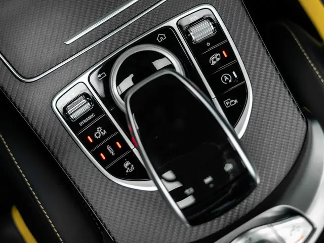 Mercedes-Benz C-Klasse Cabrio AMG 63 S 2022 Benzine 41