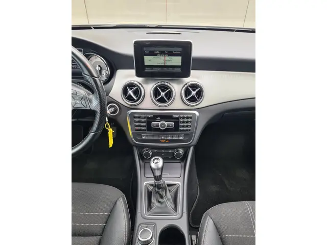 Mercedes-Benz GLA 180 Prestige 2015 Benzine 24