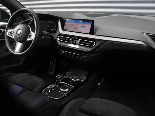 BMW 1 Serie 5-deurs M135i xDrive 2019 Benzine 15