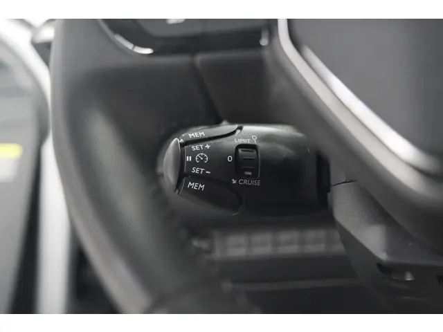 Peugeot 208 PureTech 100 Allure 2024 Benzine 38