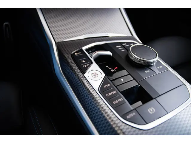 BMW 3 Serie Touring 330i 2023 Benzine 16