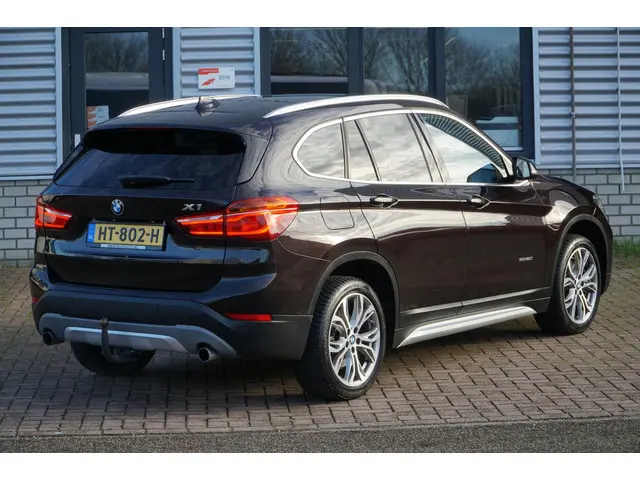 BMW X1 SDrive20i EERSTE EIGENAAR PANO 2016 Benzine 9