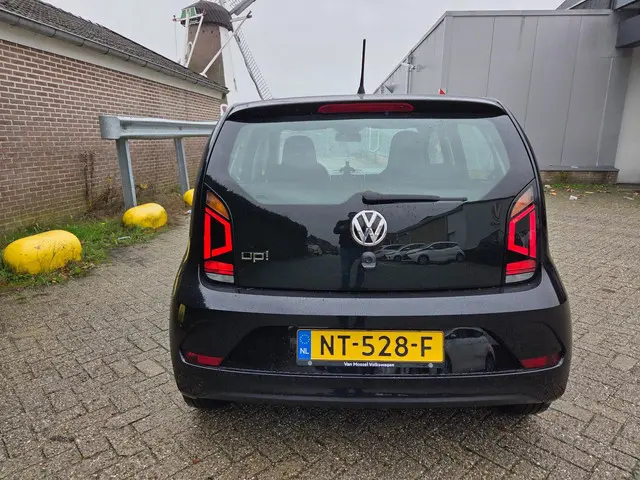 Volkswagen up! 1.0 BMT move up! 2017 Benzine 5