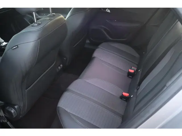 Peugeot e-2008 EV Allure 50 kWh 2021 Elektrisch 28