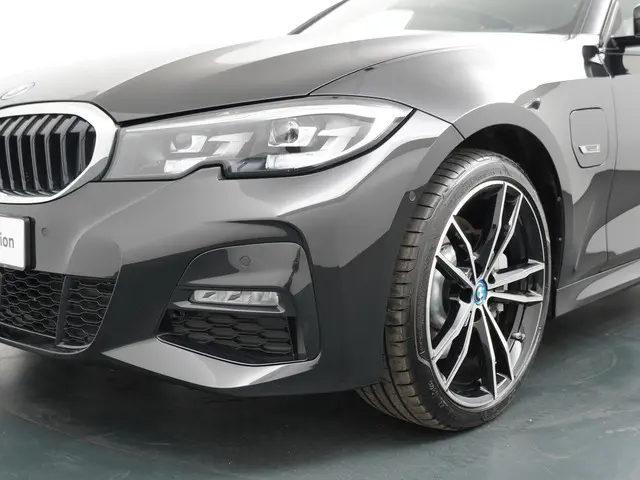 BMW 3 Serie Touring 330e 2022 Hybride Benzine 24