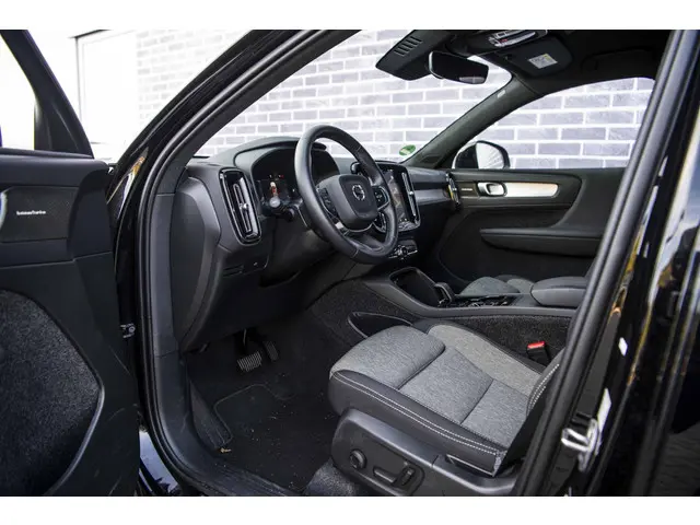 Volvo XC40 2.0 B3 Plus Black Edition 2025 Benzine 18