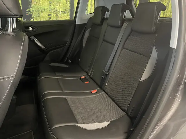 Peugeot 2008 1.2 PureTech Féline 2015 Benzine 9