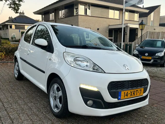 Peugeot 107 1.0 EXCLUSIVE NL-AUTO-NAP 2012 Benzine 4