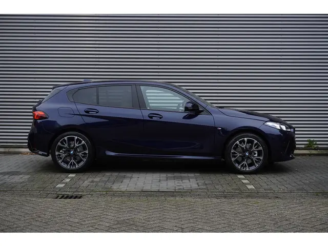 BMW 1 Serie 5-deurs 120 2025 Benzine 4
