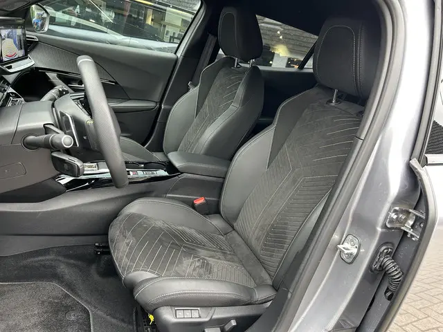 Peugeot 2008 1.2 Turbo 130 PK GT 2024 Benzine 22