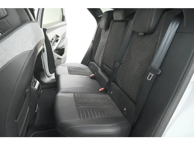 Peugeot 3008 Hybrid 136 e-DSC6 GT 2024 Hybride Benzine 42