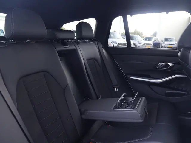 BMW 3 Serie Touring 320i Executive Edition 2020 Benzine 13