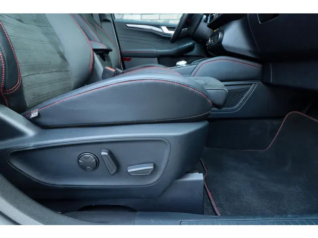 Ford Kuga 2.5 PHEV ST-Line X 2023 Hybride Benzine 13