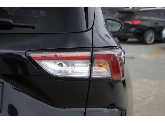 Ford Kuga 2.5 FHEV Titanium 2023 Hybride Benzine 12