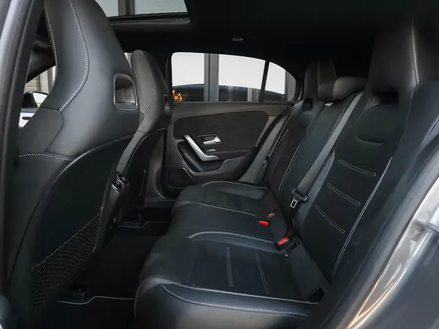 Mercedes-Benz A-Klasse 250e AMG 2020 Hybride Benzine 29