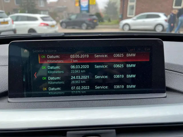 BMW 3 Serie 330i High Executive 2019 Benzine 21