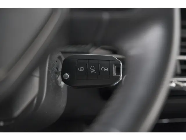 Peugeot 2008 PureTech 130 EAT8 Allure 2022 Benzine 13