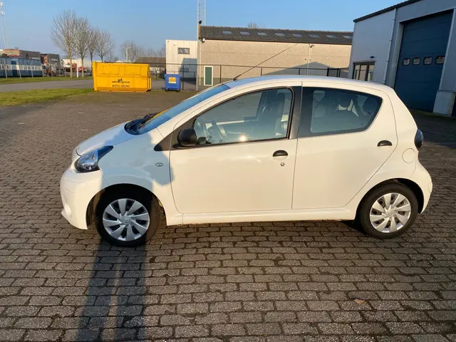 Toyota Aygo 1.0 VVT-i Now 2014 Benzine 2