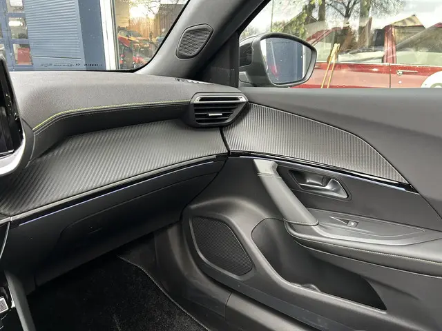 Peugeot 2008 1.2 Hybrid 145 PK GT 2025 Hybride Benzine 26