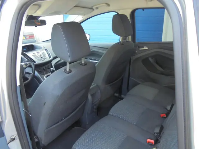 Ford C-MAX 1.0 Titanium APK TREKHAAK 2013 Benzine 22