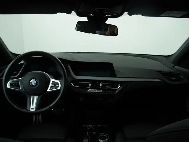 BMW 1 Serie 120i Executive 2022 Benzine 12