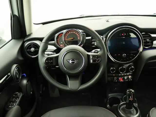 MINI 5-Deurs Cooper 2024 Benzine 21