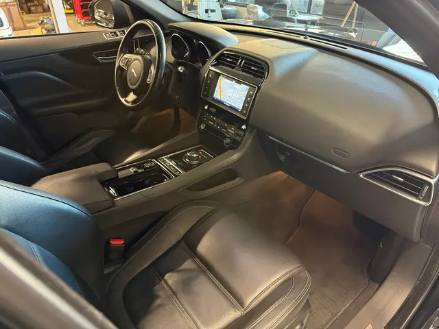 Jaguar F-PACE 2.0 Portfolio AWD 20d - Trekhaak 2017 Diesel 8