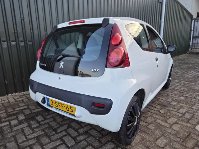 Peugeot 107 1.0 Access AIRCO 63000 km !!! 2013 Benzine 6