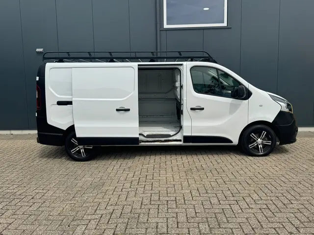 Nissan NV300 3