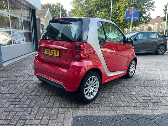 Smart Fortwo coupé 1.0 mhd Passion 2012 Benzine 4