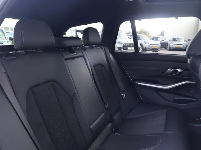 BMW 3 Serie Touring 320i Executive Edition 2020 Benzine 12