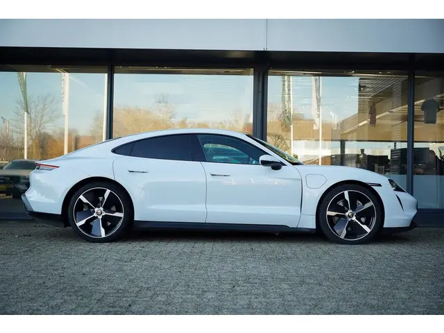 Porsche Taycan Performance 84 kWh 2021 Elektrisch 13