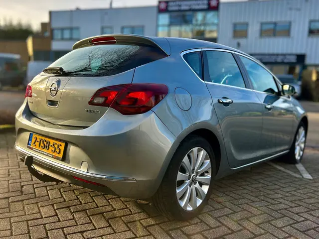 Opel Astra 1.4 Turbo Cosmo * TREKHAAK * 2013 Benzine 13