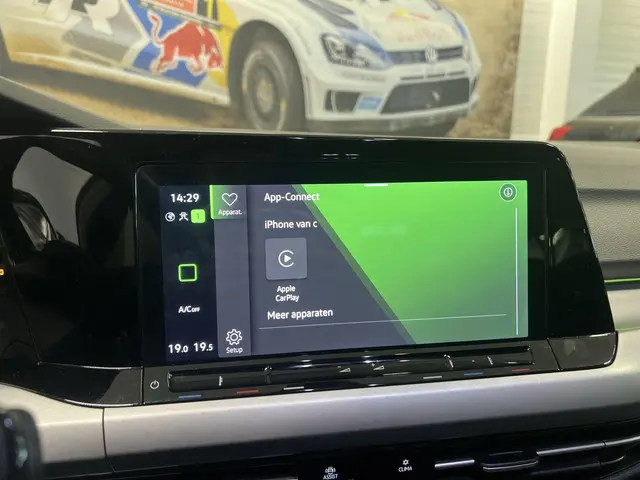 Volkswagen Golf 1.0 eTSI 110pk DSG Life 2024 Benzine 13