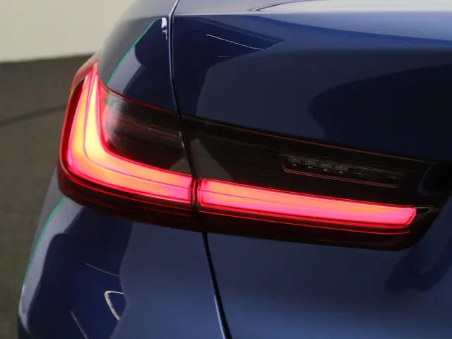 BMW 3 Serie Sedan 330e 2024 Hybride Benzine 32