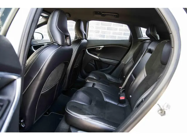 Volvo V40 1.6 T3 R-Design 2015 Benzine 8