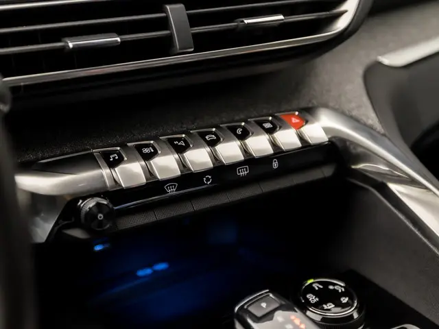 Peugeot 3008 1.2 PureTech Allure Sport 2017 Benzine 9