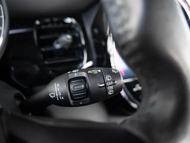 MINI 5-Deurs One 2022 Benzine 26