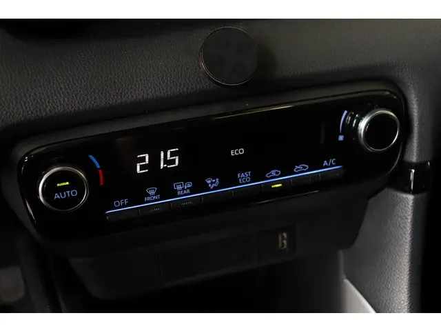 Toyota Yaris 1.5 Hybrid Active, 2022 Hybride Benzine 24