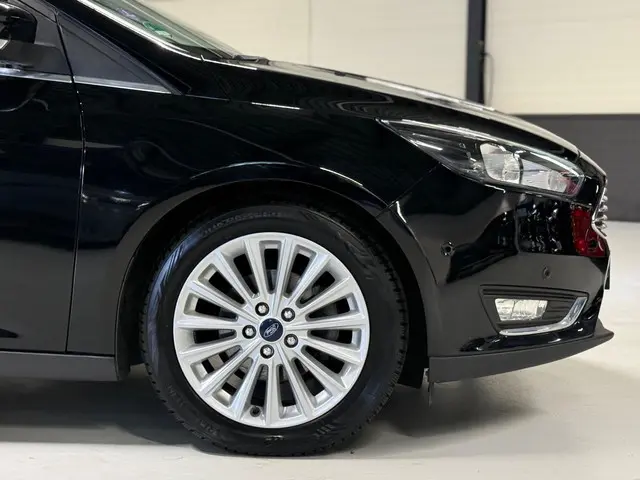 Ford Focus 1.0 Titanium Navi|Trekhaak|PDC! 2018 Benzine 10
