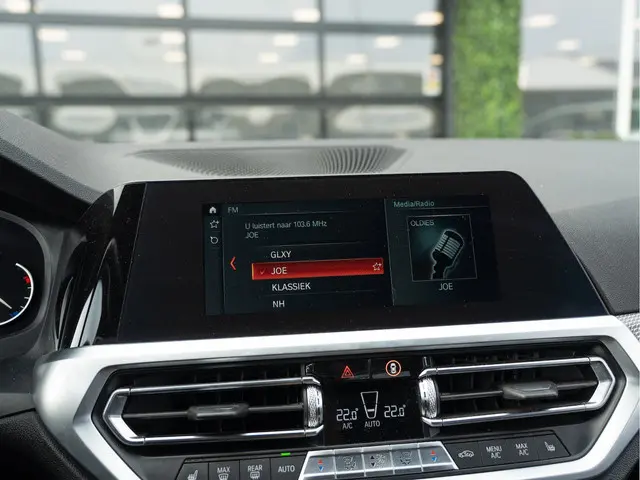 BMW 3 Serie 320i High Executive 2019 Benzine 24