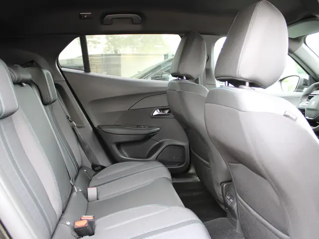 Peugeot 2008 1.2 PureTech Allure Pack 2023 Benzine 9