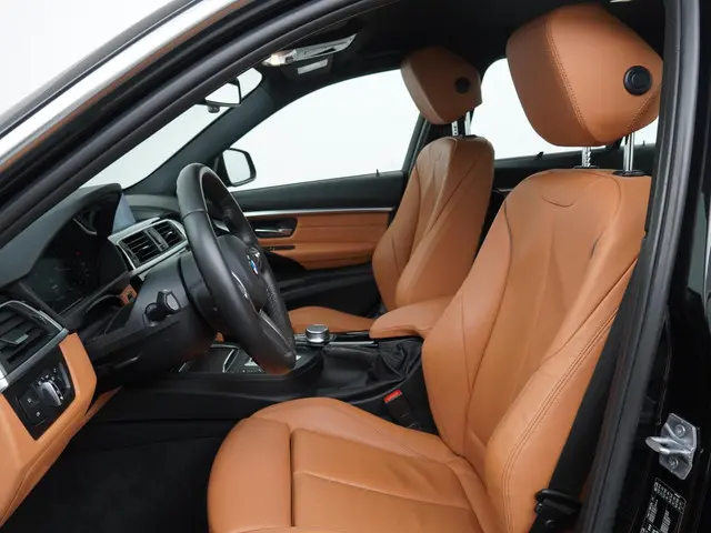 BMW 3 Serie 320i Luxury Edition 2019 Benzine 4